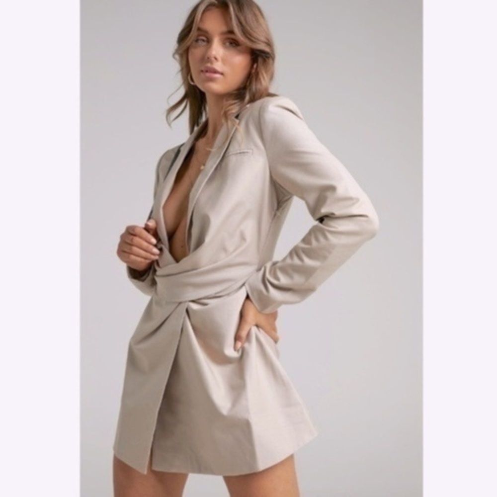 Lioness Women's S NWT Beige Deep Plunge Fitted Long Sleeve Mini Blazer Dress New - Picture 2 of 7